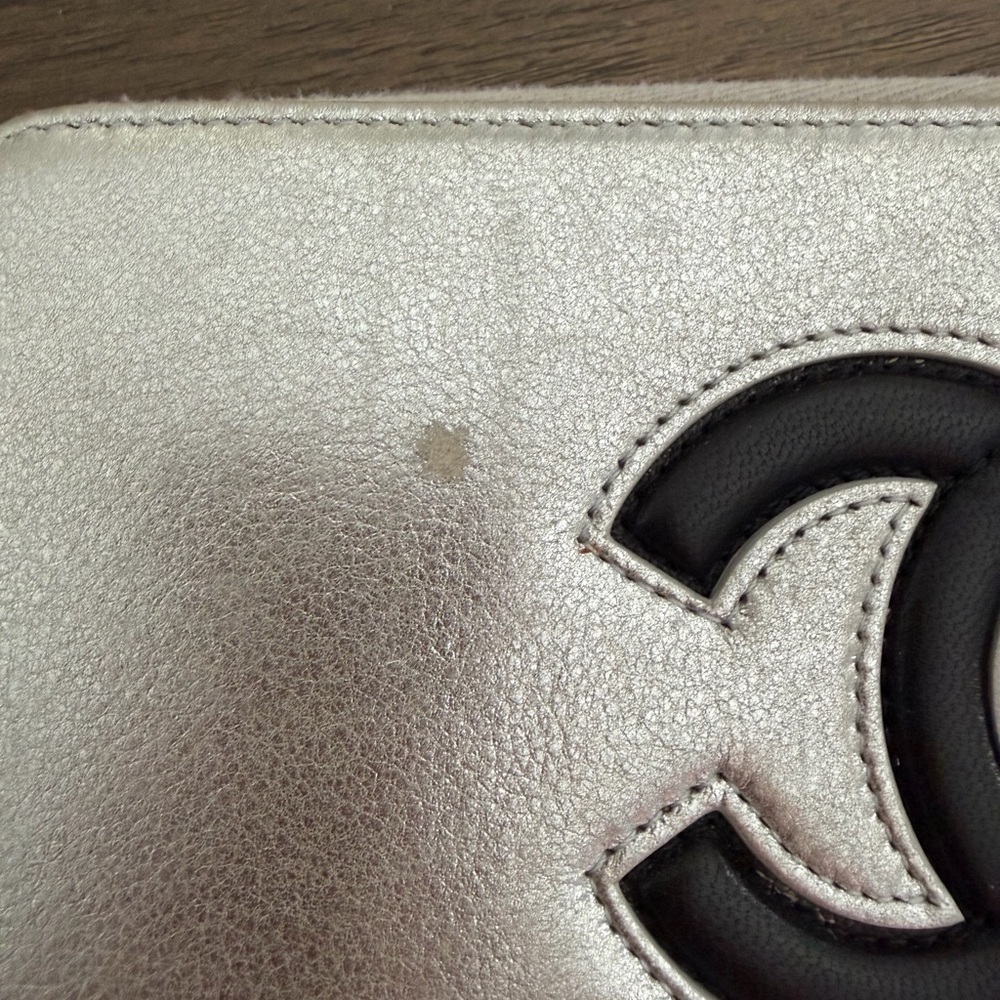 🩷🩷SOLD🩷🩷CHANEL Metallic Coco Mark Silver Wallet with Black Logo - Picture 2 of 11